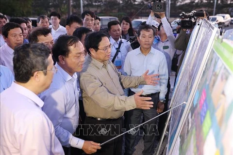 Le PM examine des ouvrages dans la province de Tien Giang