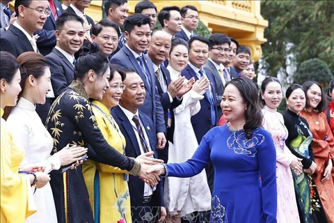 La présidente par intérim Vo Thi Anh Xuan rencontre des jeunes entrepreneurs 