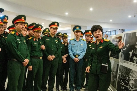 Exposition de photos en l’honneur de la victoire de Diên Biên Phu