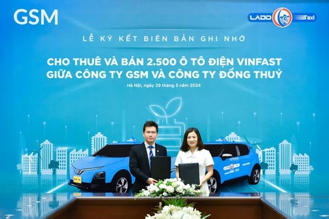 Lado Taxi achète et loue 2.500 voitures électriques VinFast supplémentaires de GSM