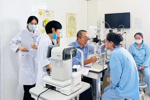 Un médecin japonais apporte de la lumière à des milliers de patients vietnamiens