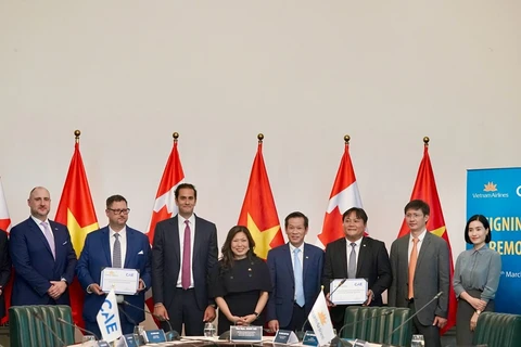 Vietnam Airlines et CAE Inc. signent une extension de coopération pour exploiter les simulateurs de vol 