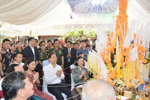 Des dirigeants du Parti et de l'État participent à une célébration de la fête lao Bunpimay à Hanoï
