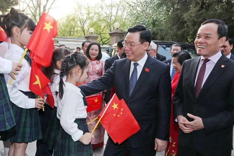 Le président de l'AN Vuong Dinh Huê rencontre la communauté vietnamienne en Chine