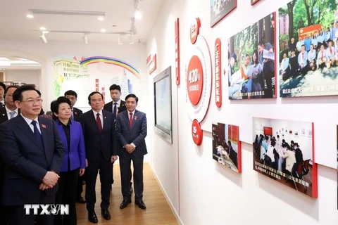 Le président de l'Assemblée nationale visite le Gubei Civic Center à Shanghai
