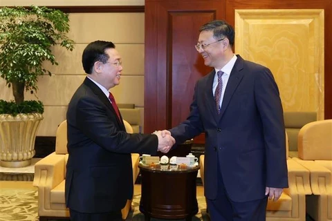 Le président de l'AN Vuong Dinh Hue rencontre le secrétaire du Comité du Parti de Shanghai