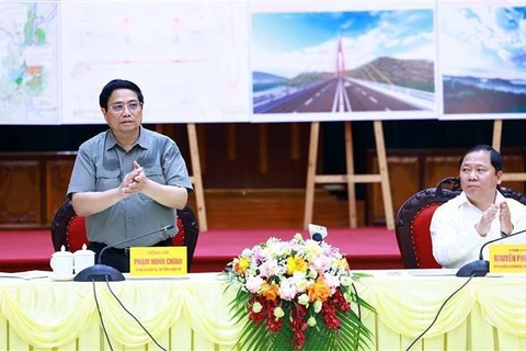 Le Premier ministre Pham Minh Chinh travaille avec les dirigeants de Hoa Binh