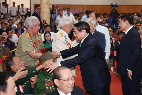  Le PM rencontre des combattants participant directement à la campagne de Diên Biên Phu