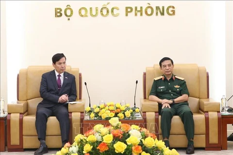 Le général Phan Van Giang reçoit le vice-ministre sud-coréen de la Défense