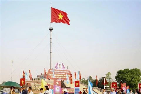 Cérémonie de lever du drapeau « Réunification nationale » à Quang Tri