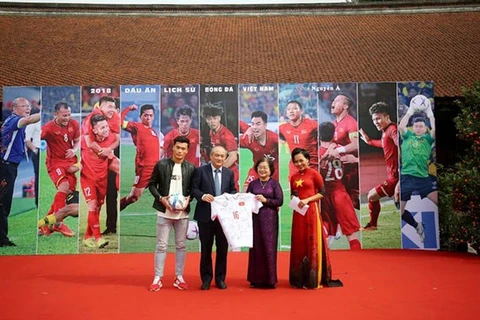 Une exposition de photos sur le football vietnamien