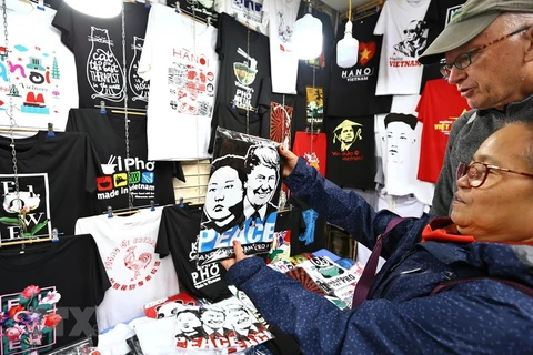 Les t-shirts à l’image de Donald Trump et de Kim Jong-un séduisent les touristes