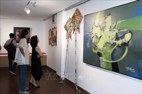 Exposition d’art "Le pont" à Da Nang