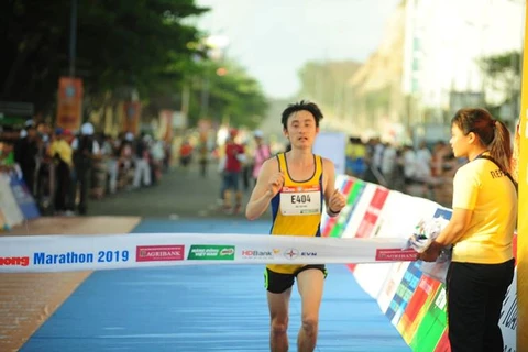 Environ 2.000 coureurs au tournoi national de Marathon du journal Tien Phong 