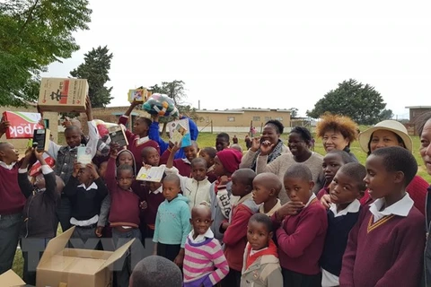 Une délégation de diplomates vietnamiens offre des cadeaux aux enfants au Lesotho
