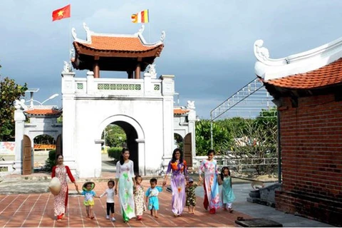 Une exposition photographique présente des pagodes vietnamiennes