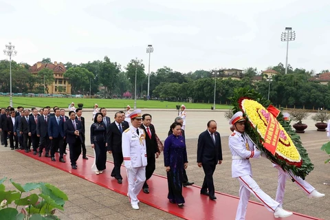 Les députes de l’AN rendent hommage au Président Ho Chi Minh