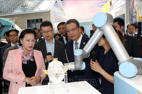 La présidente de l’AN Nguyen Thi Kim Ngan visite le parc scientifique de Zhongguancun