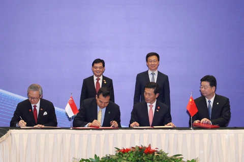 Singapour et la Chine signent neuf accords de coopération