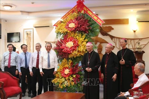Le vice-Premier ministre Truong Hoa Binh adresse des vœux de Noël à Dong Nai
