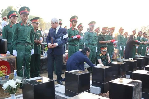 Inhumation des restes de 27 soldats vietnamiens à Binh Phuoc