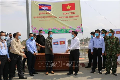 COVID-19: Dong Thap offre des fournitures médicales à la province de Prey Veng (Cambodge)