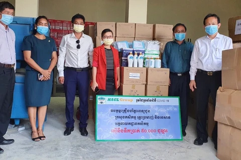 COVID-19: Le groupe Hoang Anh Gia Lai remet des fournitures médicales au Cambodge