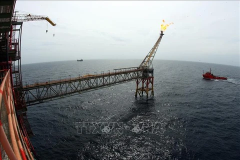 Vietsovpetro met à flot la base d’une plate-forme pétrolière du gisement de Bach Ho