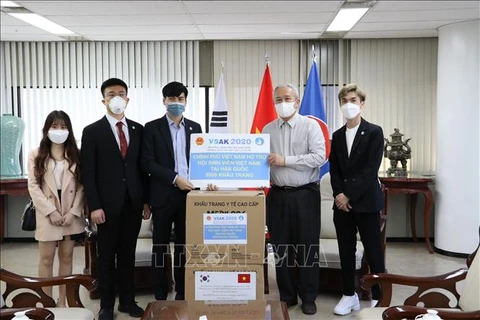 Remise de 25.000 masques médicaux à la communauté des Vietnamiens en R. de Corée