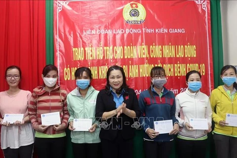 Kien Giang aux côtés des personnes touchées par le COVID-19 et les catastrophes naturelles