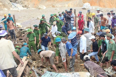 Glissement de terrain : effforts de retrouver des victimes dans la commune de Tra Leng