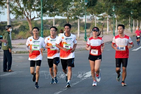 Près 400 coureurs participent au marathon Mui Ne Dunes à Binh Thuan 