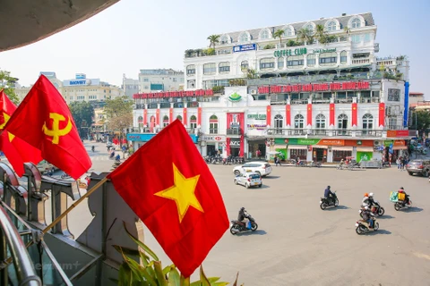 Hanoï se pare des couleurs du drapeau pour accueillir le 13e Congrès national du Parti