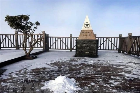 Chutes de neige dans le mont Fansipan 