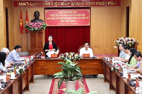 La présidente de l'AN travaille avec le Comité de pilotage des élections de Kien Giang