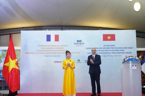 La Légion d’honneur remise à une femme d’affaires vietnamienne 