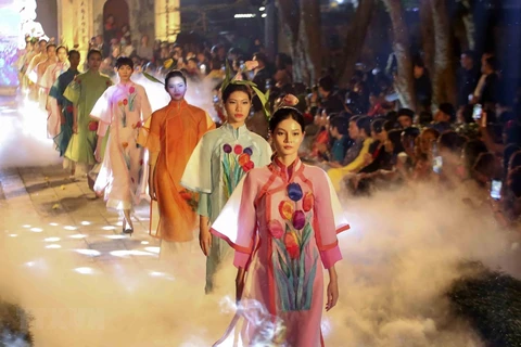 Un programme rend hommage à l’Ao dai du Vietnam à Hanoi