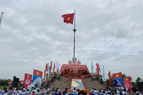 Cérémonie du lever du drapeau de la réunification nationale sur Hiên Luong, à Quang Tri