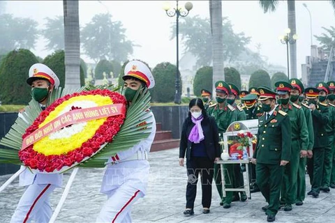 Cérémonie d'inhumation de restes de six soldats volontaires vietnamiens tombés au Laos