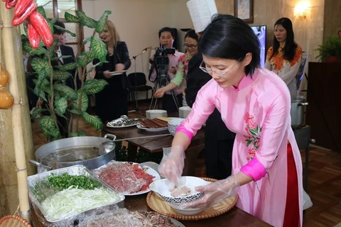 La culture vietnamienne présentée à des amis internationaux