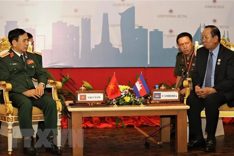 Le ministre vietnamien de la Défense rencontre ses homologues cambodgien et chinois