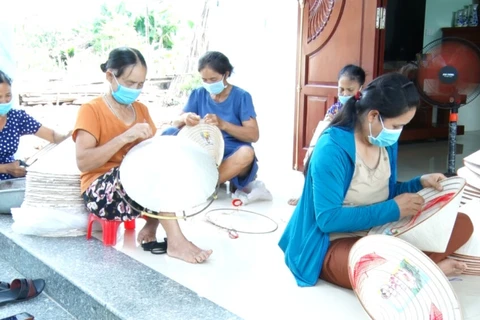 Le chapeau conique de Tho Lôc mis à l’honneur dans un village artisanal traditionnel