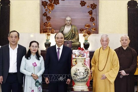 Le président Nguyen Xuan Phuc adresse ses voeux du Têt au vénérable Thich Tri Quang