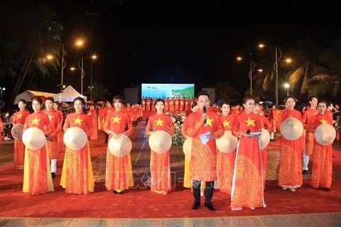 L’Ao Dài vietnamien à l’honneur au Festival de la mer de Nha Trang