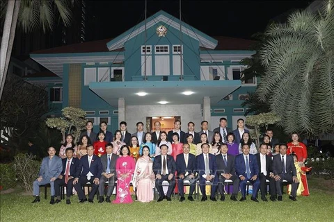 Rencontre entre le président de l'AN et le personnel de l'ambassade du Vietnam en Thaïlande