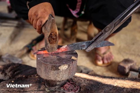 L'ethnie Mông du village de Long Hay conserve l'artisanat traditionnel de la forge
