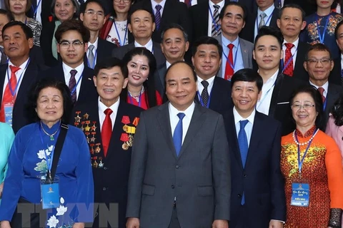  Rencontre du Premier ministre avec des Viet kieu de retour au pays pour le Têt