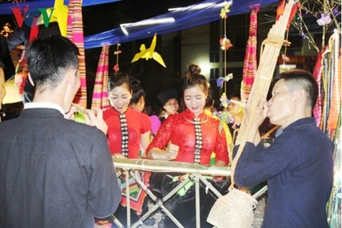 Le chant « giao duyên » des Thai à Muong Lo