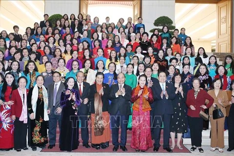 Le PM rencontre des femmes députées à Hanoï