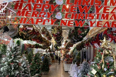 Hô Chi Minh-Ville : le marché d'articles de Noël bat son plein